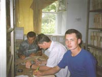 Исследователи работают в хранилище по ул.Пермяцкая, 47, 2004 г