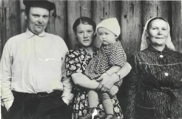 Ольга Петровна с родителями и бабушкой. 1963 г.