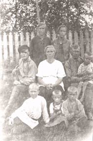 Анатолий Денисович в кругу семьи, 1928 г.