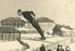 Николай Отинов – инструктор детской спортивной школы, вырастил многих первоклассных прыгунов с трамплина среди учащихся школ г.Кудымкар, 1959 г. Д.105 